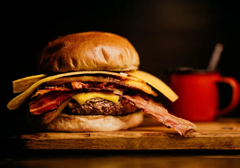 Hambúrguer com bacon crocante e cheddar